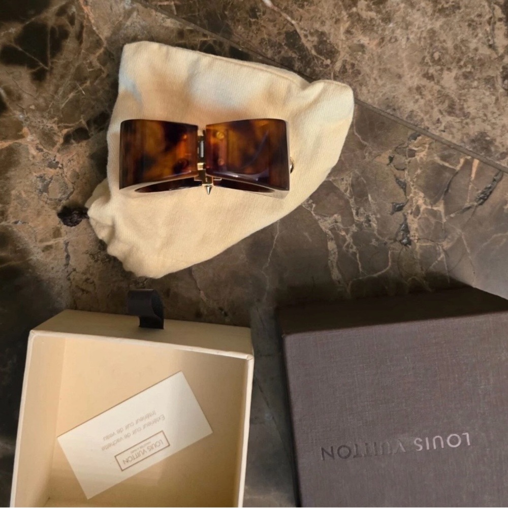 Louis Vuitton Spiky Bow Cuff Tortoise Bracelet Beautiful!! RARE - Picture 7 of 15